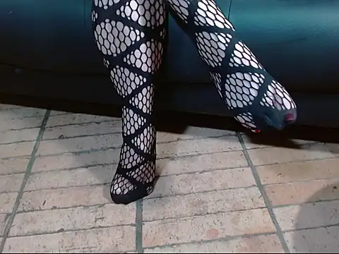 Snapshot of cleodoranoir chatting on 12.18.25 cleodoranoir online show from 12.18.25