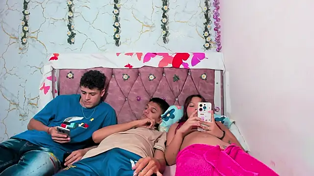 Trio Hot 77 online show from 12.21.25