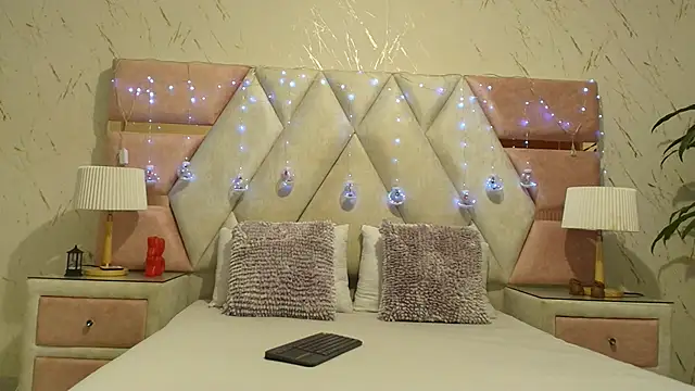 Snapshot of PerlaStar_t chatting on 12.22.25 PerlaStar t online show from 12.22.25