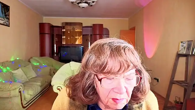 Snapshot of Betty_Bricks chatting on 12.22.25 Betty Bricks online show from 12.22.25