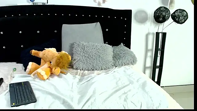 Snapshot of Naomy_Mature chatting on 04.25.26 Naomy Mature online show from 04.25.26