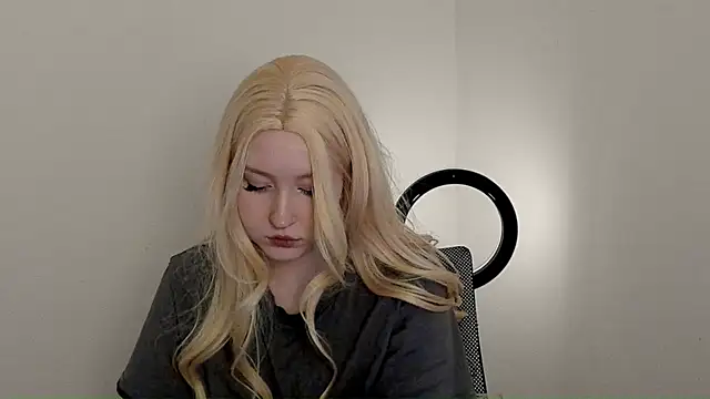 Stella MoonLight online show from 12.20.25