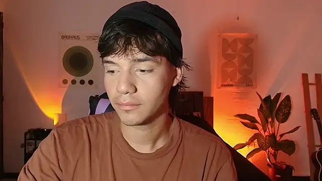 Snapshot of CrisotpherMoretti chatting on 12.19.25 CrisotpherMoretti online show from 12.19.25