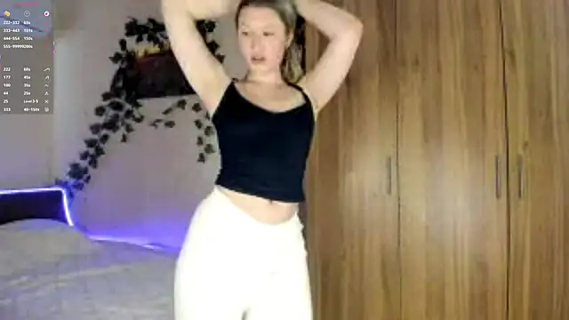 Snapshot of SkyeDavis chatting on 05.29.26 SkyeDavis online show from 05.29.26