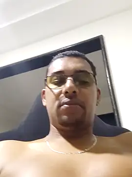 Snapshot of Reis001122 chatting on 06.21.26 Reis001122 online show from 06.21.26