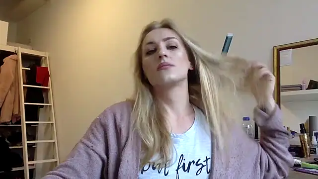 Snapshot of Mileriya chatting on 12.19.25 Mileriya online show from 12.19.25