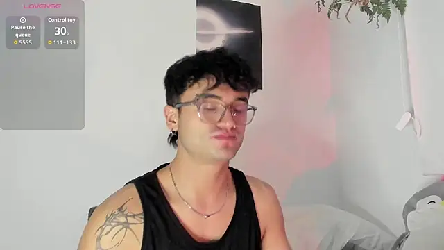 Snapshot of charlie_dicker chatting on 12.19.25 charlie dicker online show from 12.19.25