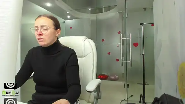 Snapshot of missdominna chatting on 04.22.26 missdominna online show from 04.22.26
