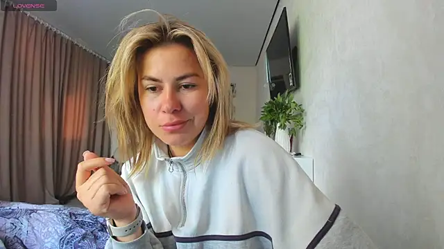 Roxi Joy online show from 05.28.26