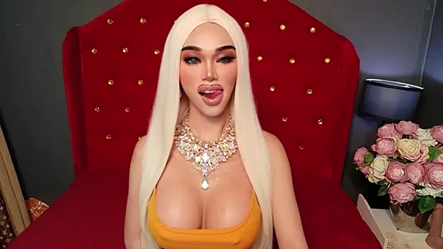 Snapshot of CelinaWintour chatting on 12.22.25 CelinaWintour online show from 12.22.25