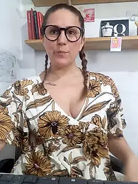 Snapshot of SofiEsteves chatting on 03.17.26 SofiEsteves online show from 03.17.26