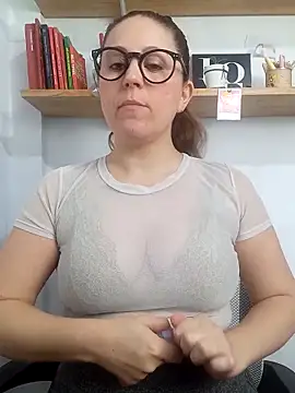 Snapshot of SofiEsteves chatting on 03.24.26 SofiEsteves online show from 03.24.26