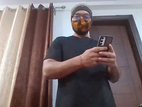 Snapshot of NunnuLelo chatting on 12.20.25 NunnuLelo online show from 12.20.25