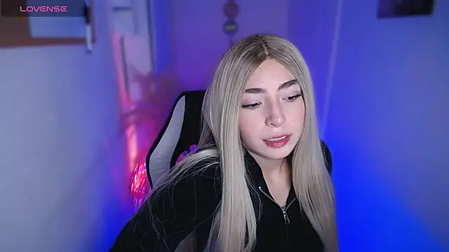 Snapshot of channel_blondee chatting on 04.27.26 channel blondee online show from 04.27.26