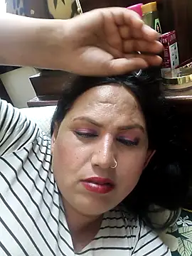 Snapshot of Hotmylips chatting on 04.15.26 Hotmylips online show from 04.15.26