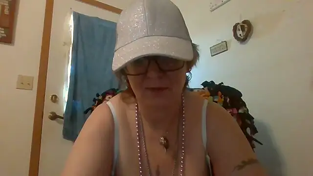 Snapshot of becky1111 chatting on 05.06.26 becky1111 online show from 05.06.26