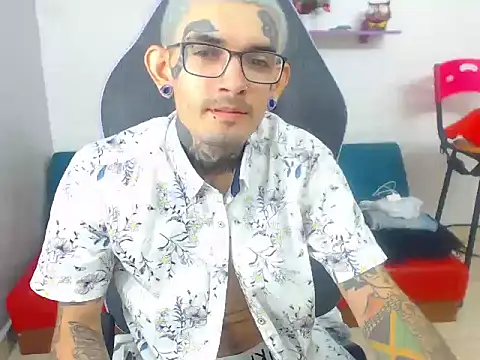 Snapshot of Boy_tatto77 chatting on 12.18.25 Boy tatto77 online show from 12.18.25