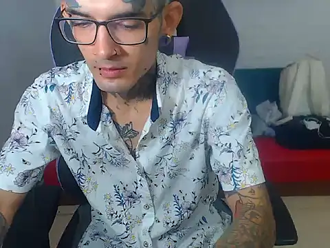 Snapshot of Boy_tatto77 chatting on 12.21.25 Boy tatto77 online show from 12.21.25