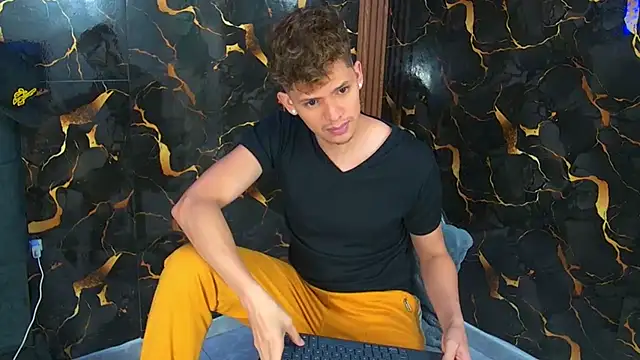 Snapshot of davilap_toyboy chatting on 01.12.26 davilap toyboy online show from 01.12.26