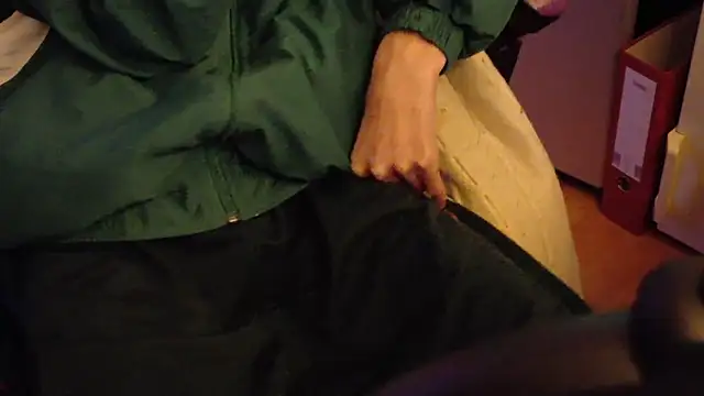 Snapshot of Gay-Versaut chatting on 12.22.25 Gay-Versaut online show from 12.22.25