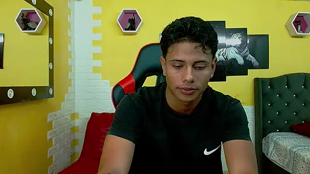 Snapshot of andrew_myersx chatting on 01.06.26 andrew myersx online show from 01.06.26