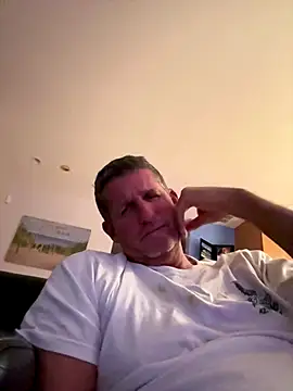 Snapshot of lvnlarge chatting on 12.19.25 lvnlarge online show from 12.19.25