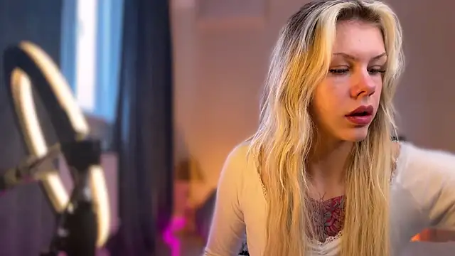 Snapshot of ScoobeDeDoo chatting on 12.22.25 ScoobeDeDoo online show from 12.22.25