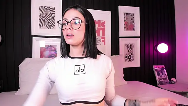 Snapshot of leslie_thompson chatting on 01.05.26 leslie thompson online show from 01.05.26