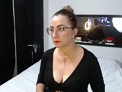 Snapshot of liss_curly chatting on 01.14.26 liss curly online show from 01.14.26