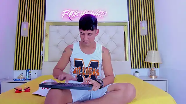 Snapshot of Sweet_kevin1 chatting on 12.21.25 Sweet kevin1 online show from 12.21.25