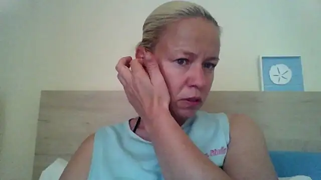 Snapshot of jennyblondeuk chatting on 05.13.26 jennyblondeuk online show from 05.13.26