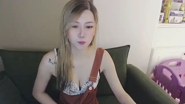Snapshot of whitecat13 chatting on 04.21.26 whitecat13 online show from 04.21.26
