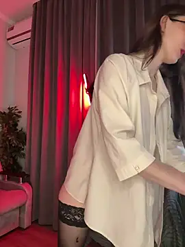 Snapshot of LuxBrunette_ chatting on 03.16.26 LuxBrunette online show from 03.16.26