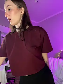 Snapshot of LuxBrunette_ chatting on 04.07.26 LuxBrunette online show from 04.07.26