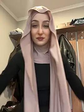 Snapshot of LuxBrunette_ chatting on 04.28.26 LuxBrunette online show from 04.28.26
