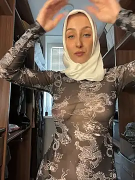 Snapshot of LuxBrunette_ chatting on 05.22.26 LuxBrunette online show from 05.22.26