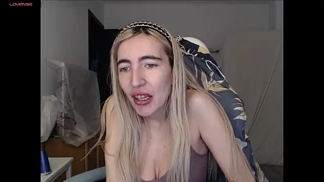 Snapshot of BarbieBlondieGirl chatting on 05.18.26 BarbieBlondieGirl online show from 05.18.26