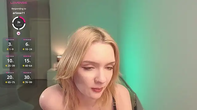 Snapshot of lily_moony chatting on 05.10.26 lily moony online show from 05.10.26