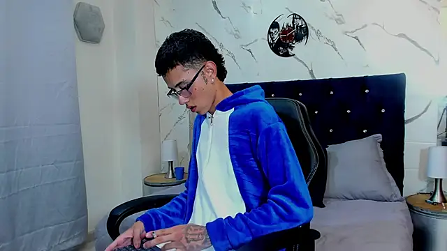 Snapshot of asher_lux chatting on 04.22.26 asher lux online show from 04.22.26