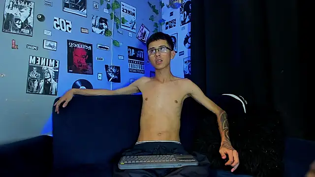Snapshot of asher_lux chatting on 05.13.26 asher lux online show from 05.13.26