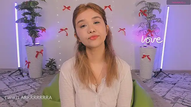 Snapshot of larabae chatting on 04.17.26 larabae online show from 04.17.26