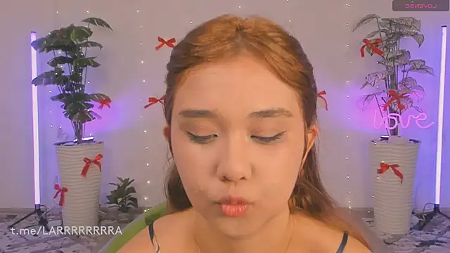 Snapshot of larabae chatting on 04.18.26 larabae online show from 04.18.26