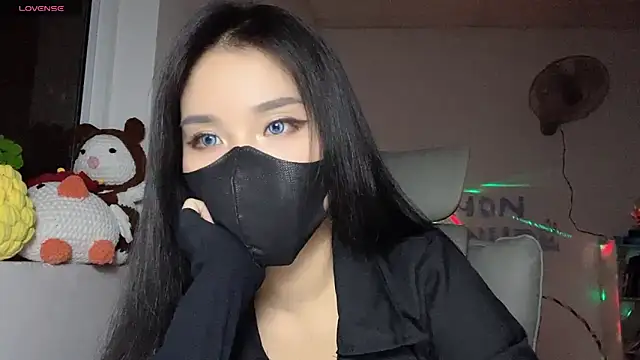 Snapshot of Tieu-May chatting on 06.12.26 Tieu-May online show from 06.12.26