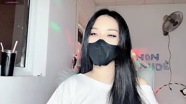 Snapshot of Tieu-May chatting on 07.27.26 Tieu-May online show from 07.27.26