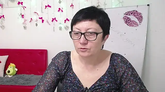 Snapshot of EmilyL0ve chatting on 04.18.26 EmilyL0ve online show from 04.18.26