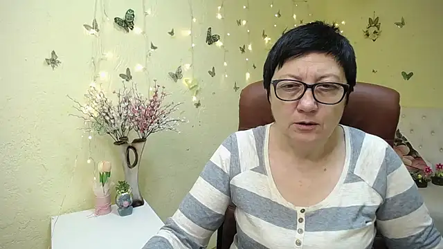 Snapshot of EmilyL0ve chatting on 04.21.26 EmilyL0ve online show from 04.21.26