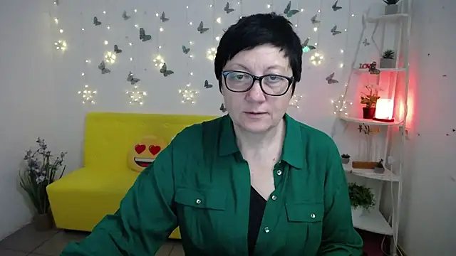 Snapshot of EmilyL0ve chatting on 04.22.26 EmilyL0ve online show from 04.22.26