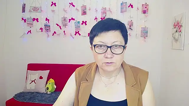 Snapshot of EmilyL0ve chatting on 05.08.26 EmilyL0ve online show from 05.08.26