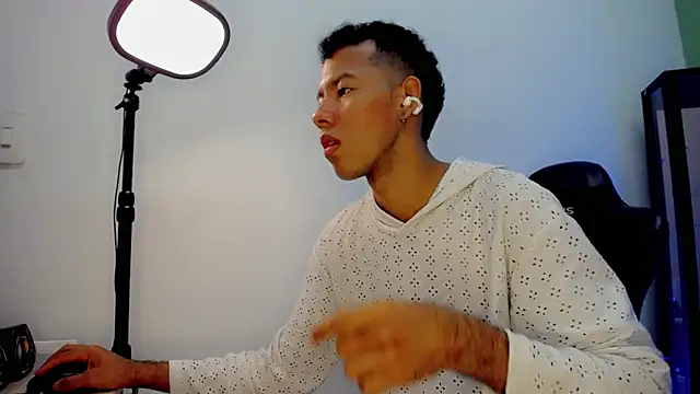 Snapshot of Tupac_D chatting on 01.06.26 Tupac D online show from 01.06.26