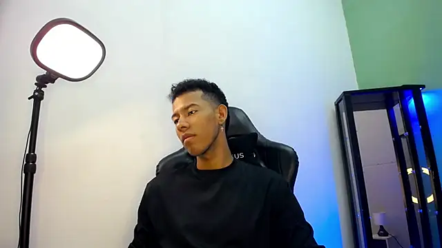 Snapshot of Tupac_D chatting on 01.08.26 Tupac D online show from 01.08.26